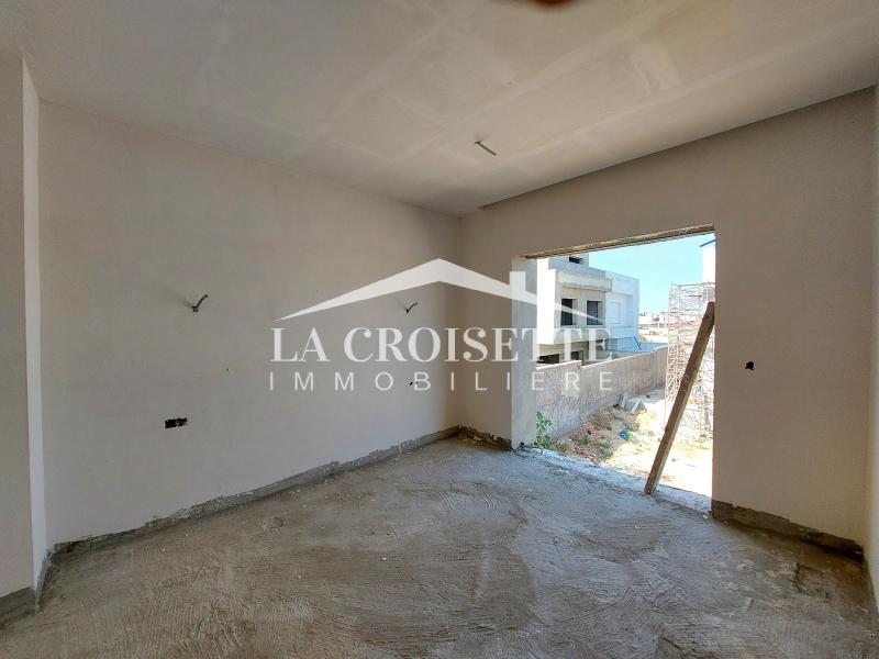 Villa S+3 inachevée à La Soukra